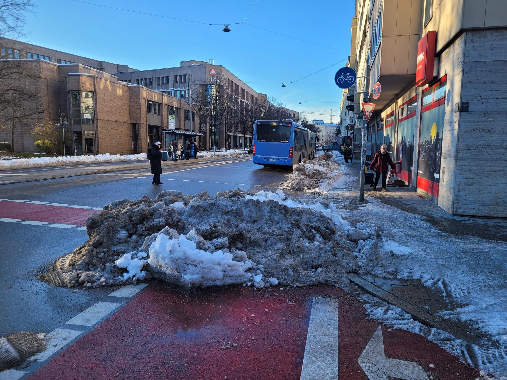 7. Dezember, Kapuzinerstr. / Thalkirchnerstr. Dieser zusammengeschobene Schnee zwingt die Radfahrenden in die Autospur und schmilzt noch langsamer weg!