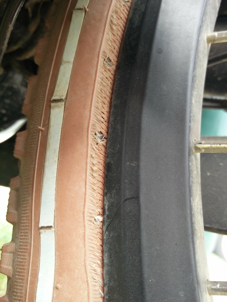 Kenda Reifen Stelle mit Schaden 1.jpg